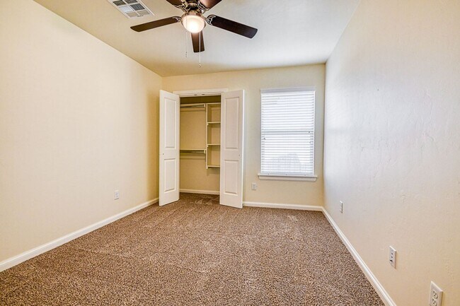 Building Photo - 3100 Pebble Pond Dr