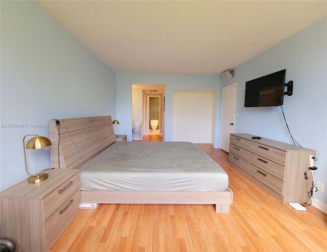 Building Photo - 4200 Hillcrest Dr