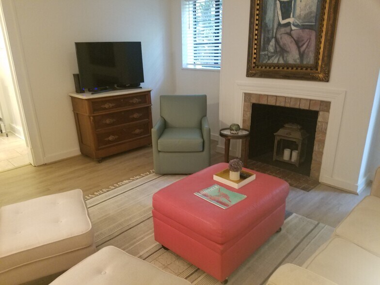 Building Photo - 161 Melrose Ave