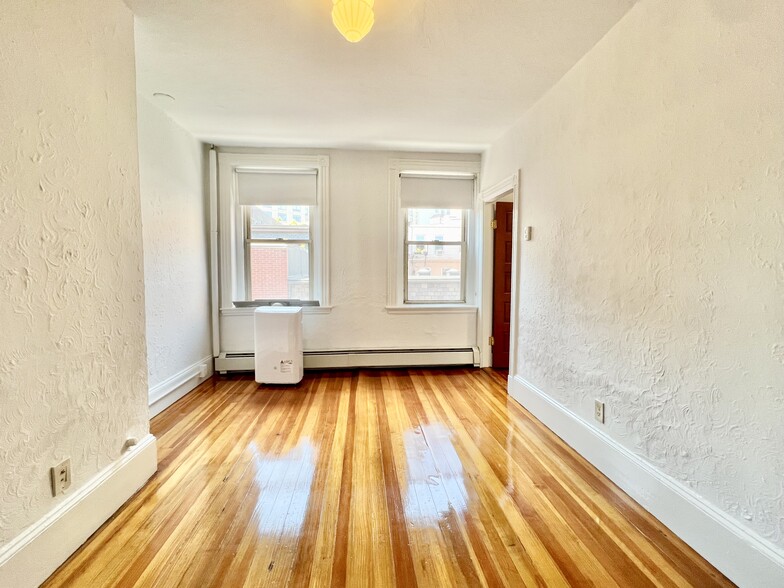 Building Photo - 9 Thacher Ct