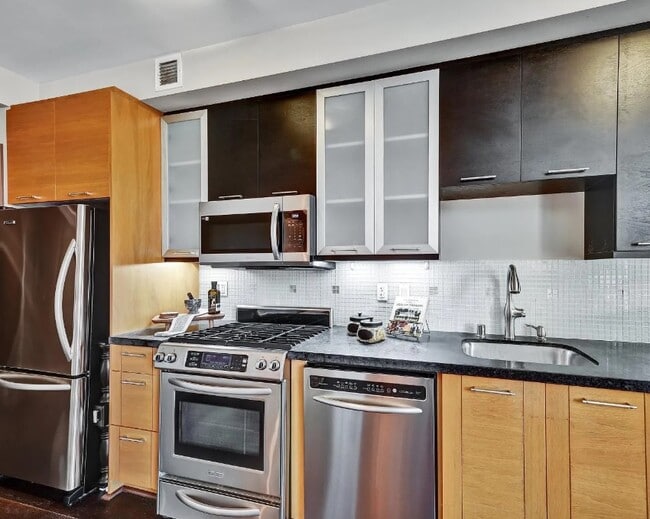 Building Photo - 530 E 84th St