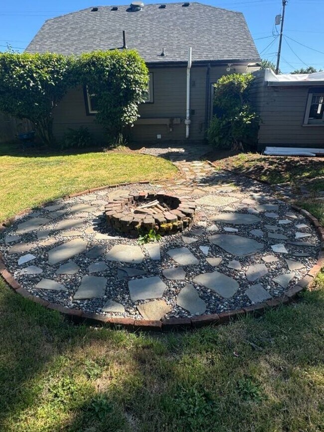 Building Photo - Charming 1920's Home with Large Backyard
