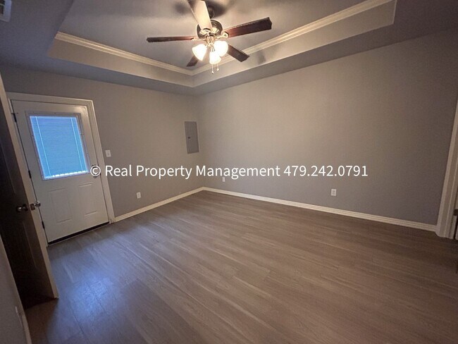 Building Photo - MOVE IN SPECIAL - HALF OFF MOVE IN RENT! B...