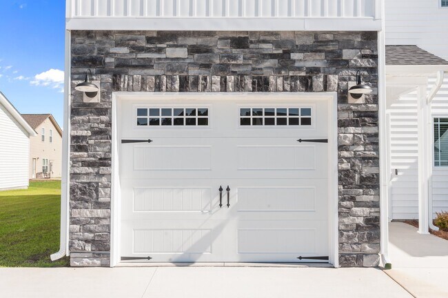 Building Photo - 4400 Laurel Rdg Dr