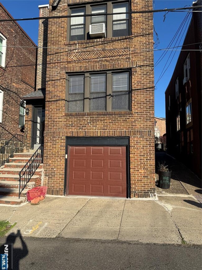 Building Photo - 168 Cedar St
