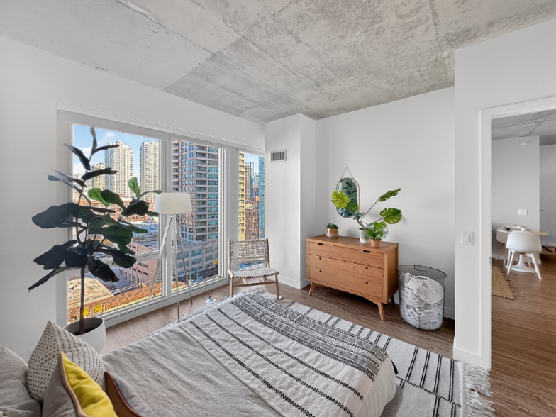 Building Photo - 167 N Desplaines St