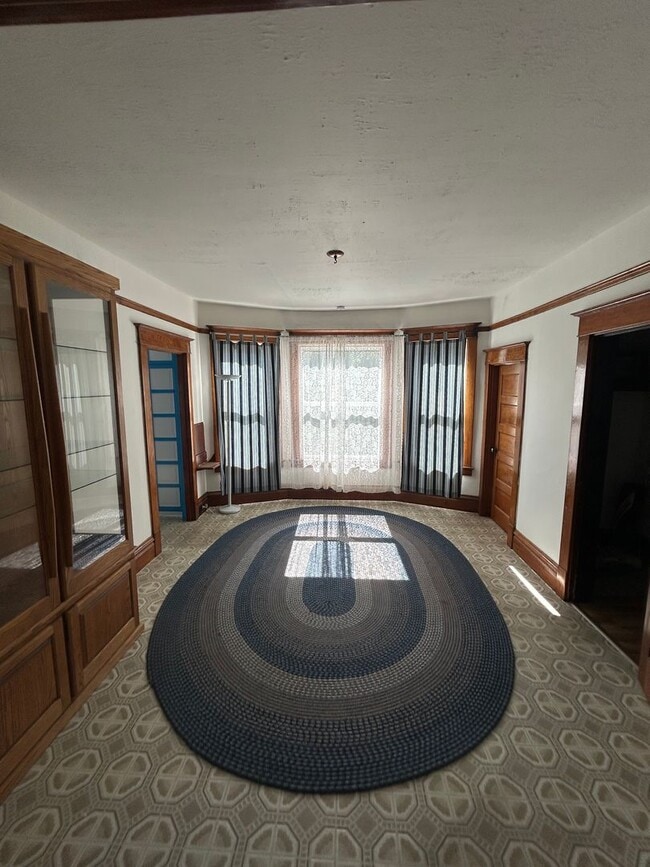 Building Photo - Historic 3 Bedroom, 1.5 Bath Home in Downt...