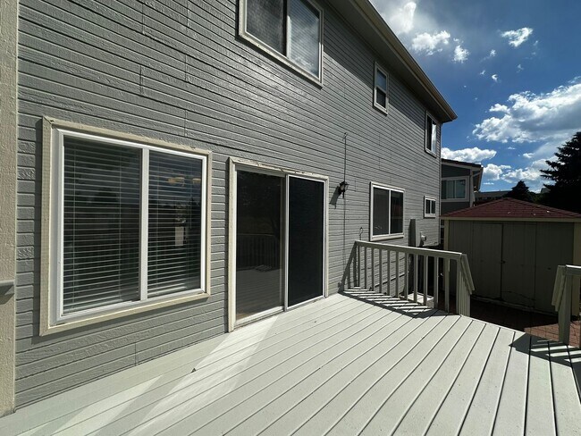 Building Photo - Large 2-story home with 3 bedrooms up plus loft!  Finished basement!