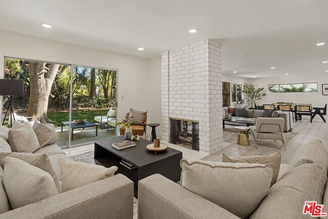 Building Photo - 2612 S Beverly Dr