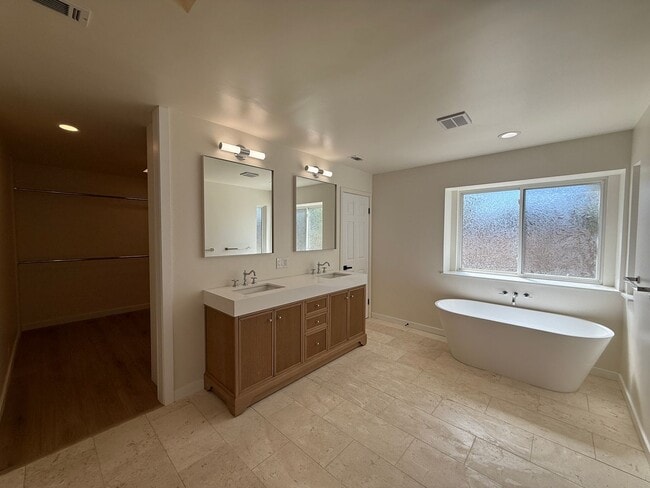 Building Photo - Beautifully Updated Single Story Custom Ho...