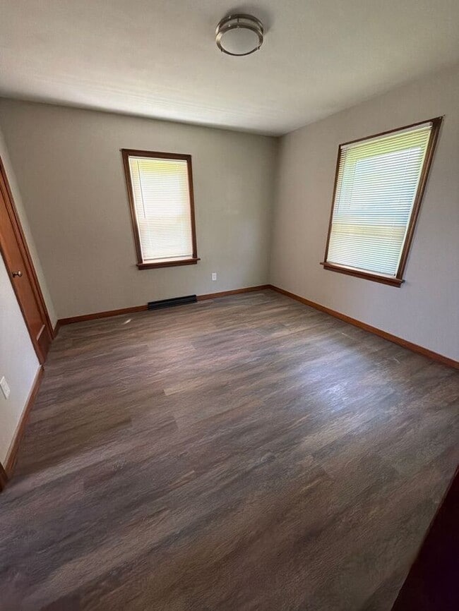 Building Photo - Rare Opportunity! 4 bed, 1 bath home on large lot!
