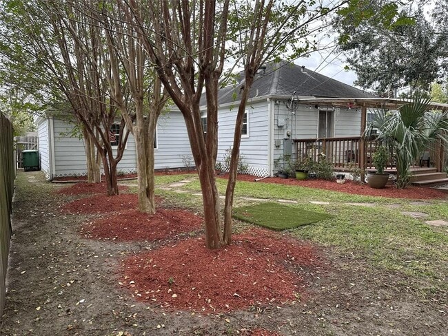 Building Photo - 2044 Des Jardines St