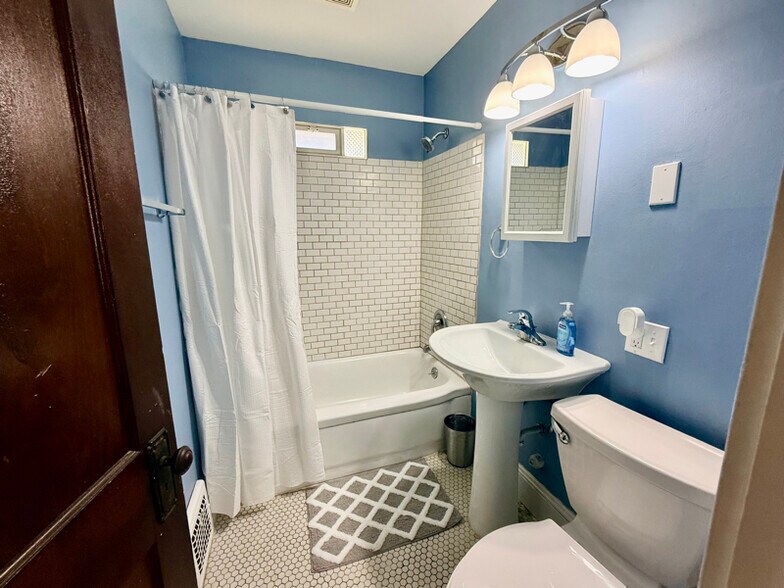 Building Photo - 2163 Chesterland Ave