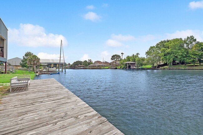 Building Photo - 4766 Pontchartrain Dr