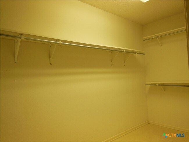 Building Photo - 391 Oakcrest Dr