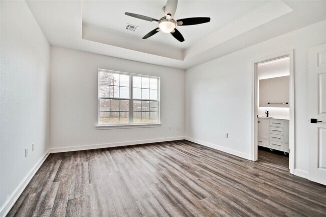 Building Photo - 902 SW Hopi Cir