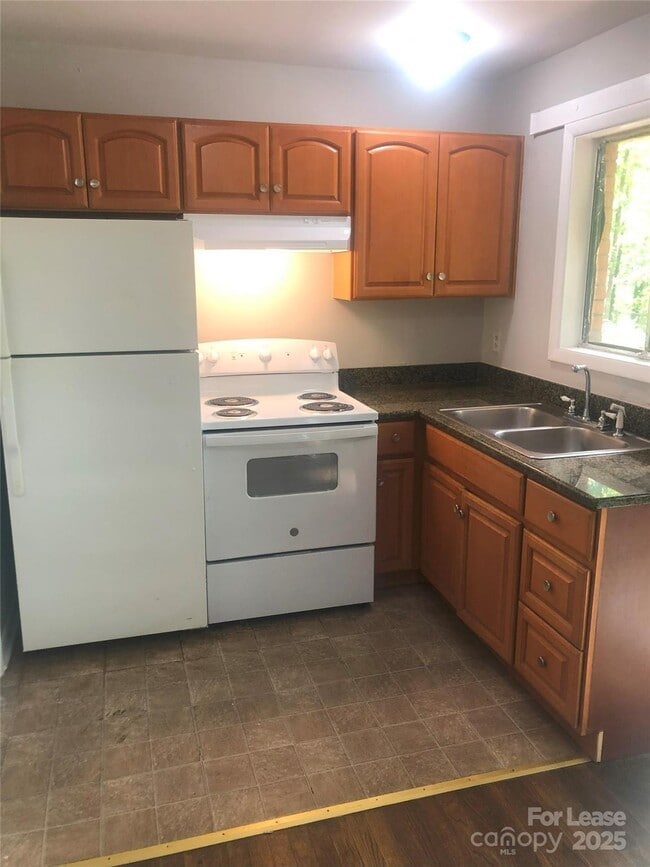 Building Photo - 622 Camrose Dr