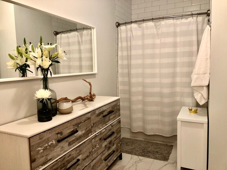 Building Photo - 1901 Summit Ave