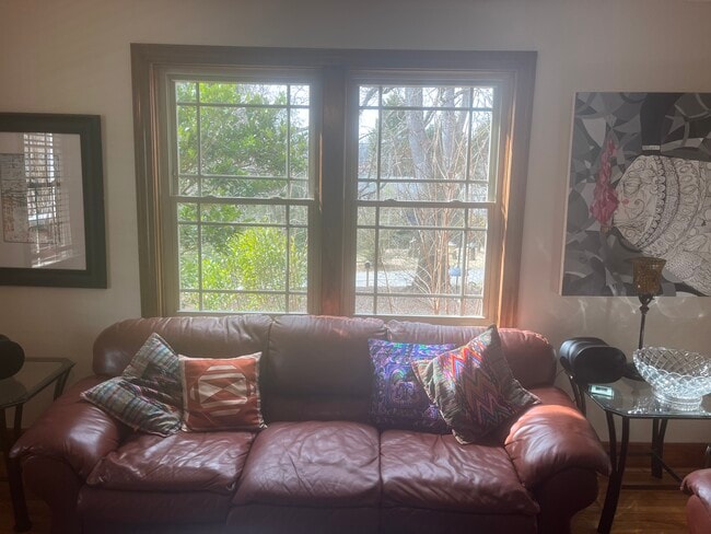 Building Photo - 807 Benton St