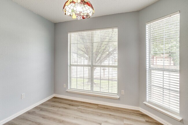 Building Photo - Spacious Well Maintained 2 Bed- 2.5 Bath T...