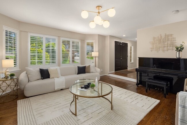 Building Photo - Beautiful home with 5 beds, 3.5 baths for ...