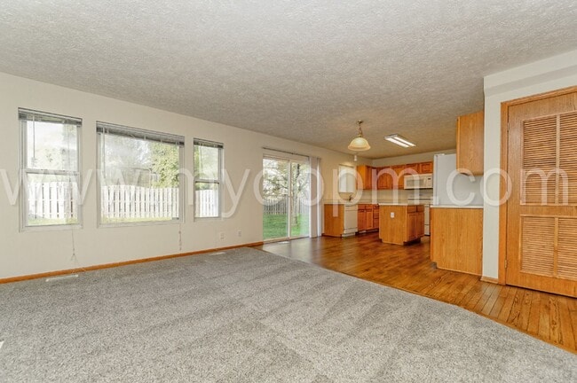 Building Photo - Bright and Spacious 4 Bedroom Home | Bellevue