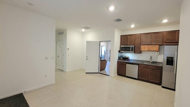 Building Photo - 7152 W Vineridge Dr