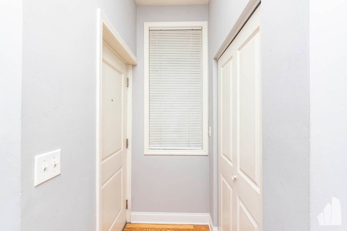 Building Photo - 1133 W Addison St