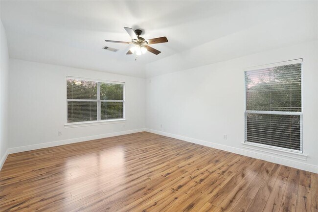 Building Photo - 402 Luna Vista Dr