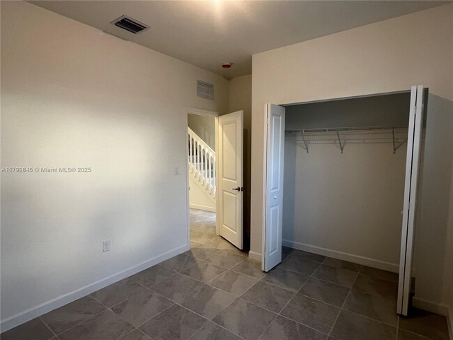 Building Photo - 106 NW 11th Ct