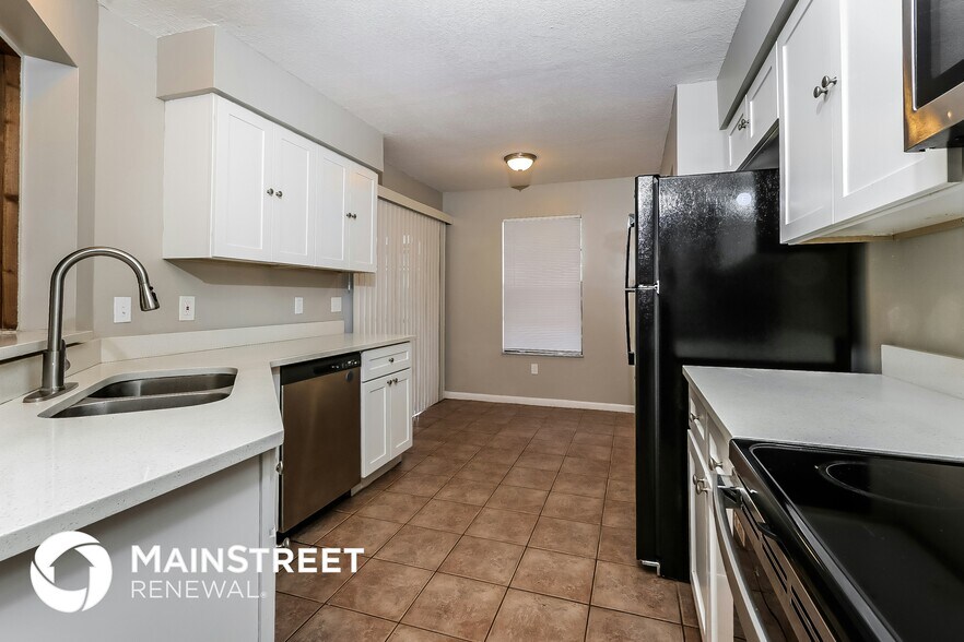 Building Photo - 253 SW Tulip Blvd