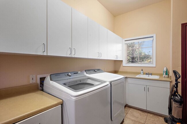 Building Photo - 36 W Dove Wing Dr