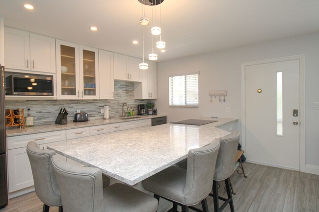 Building Photo - ** STUNNING REMODELED 2/2 CONDO IN THE ELE...