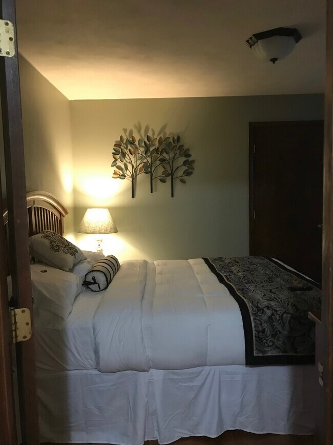 Queen luxury bed - 114 State St
