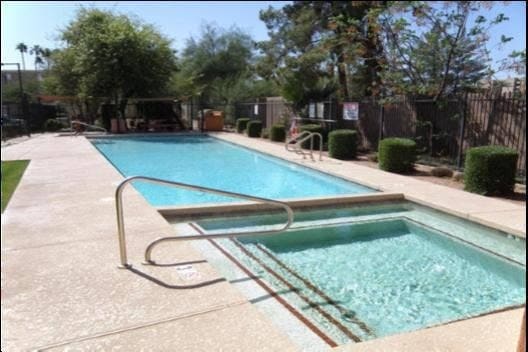 Large pool, BBQ Grills, Hot Tub - 1005 E 8th St
