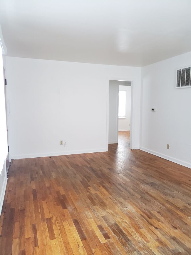 Building Photo - Pet Friendly 2 Bedroom Home Available Soon!