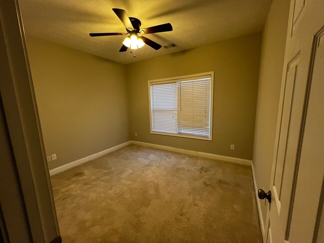 Building Photo - Nice 4/2 House in Dallas- $1,995