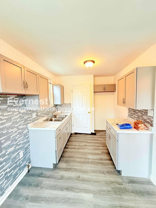 Building Photo - 17187 Rowe St