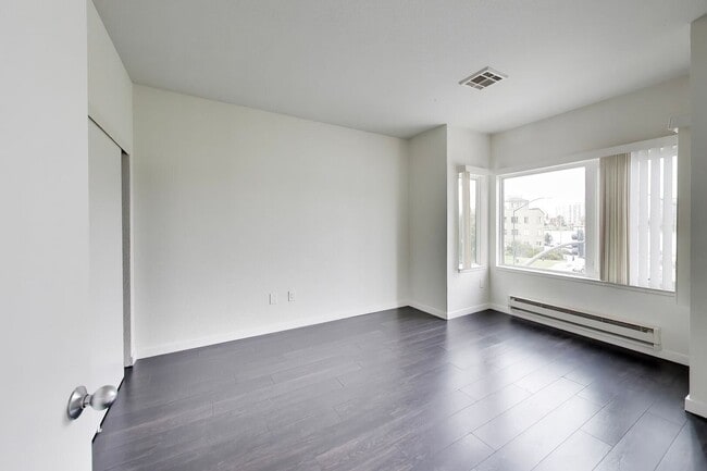 Building Photo - 1524 1st Ave