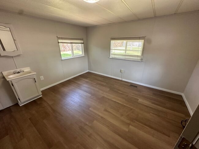 Building Photo - 566 SW Paiute St