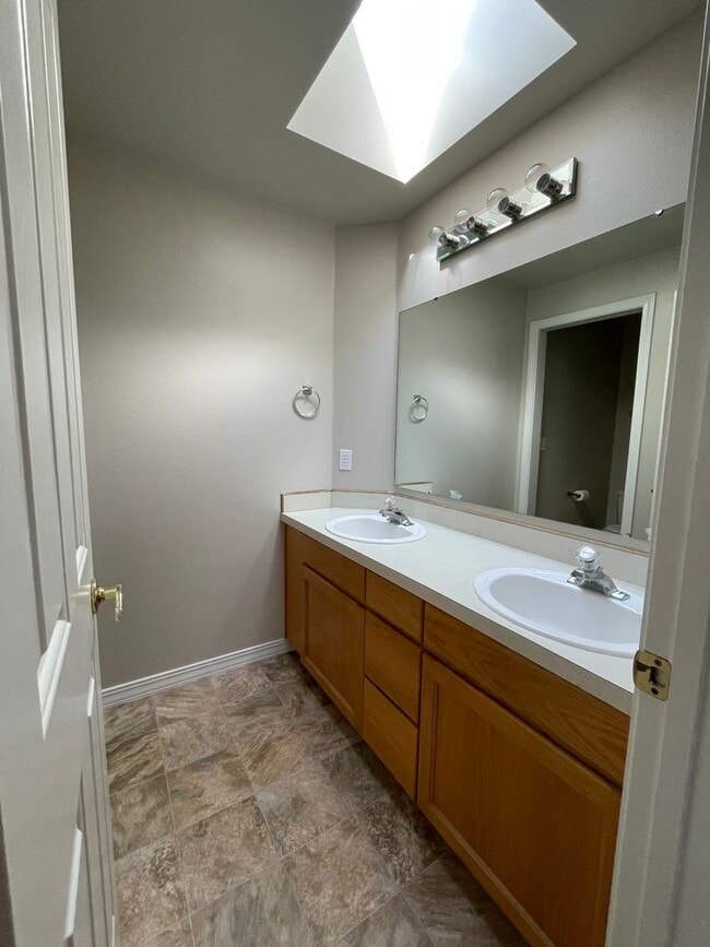 Building Photo - 378 S Winthrop Way