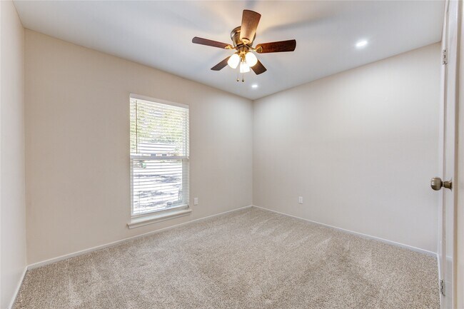 Building Photo - 2114 River Village Dr