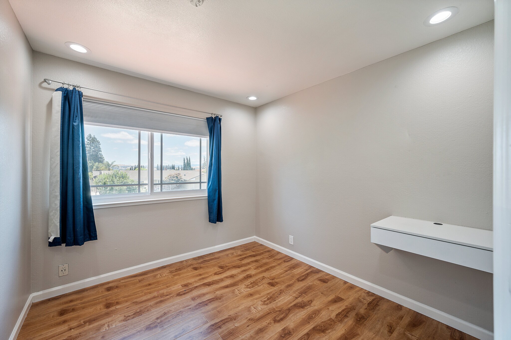 Building Photo - 3661 Slopeview Dr