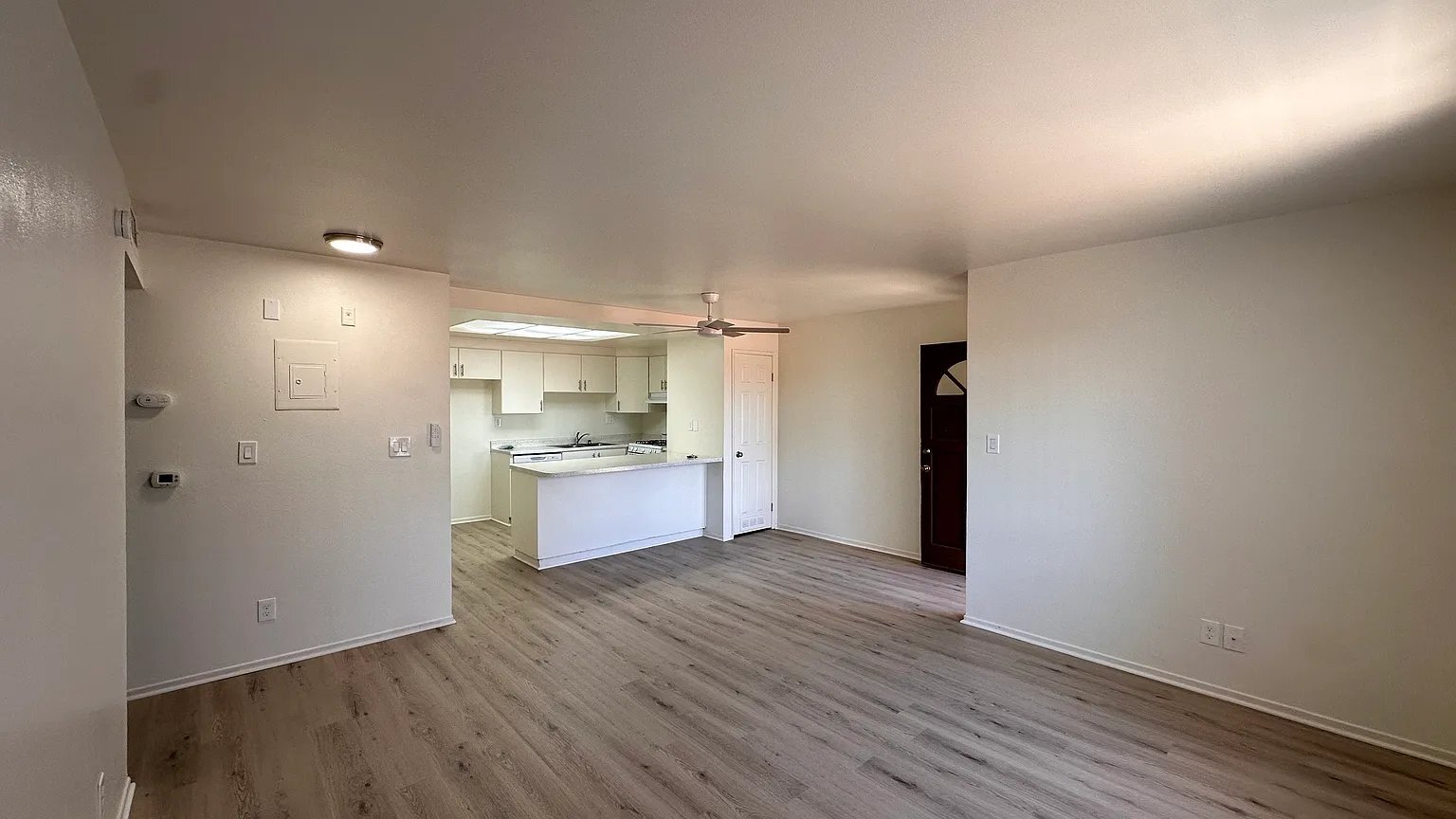 Building Photo - 1675 W Pampas Ln
