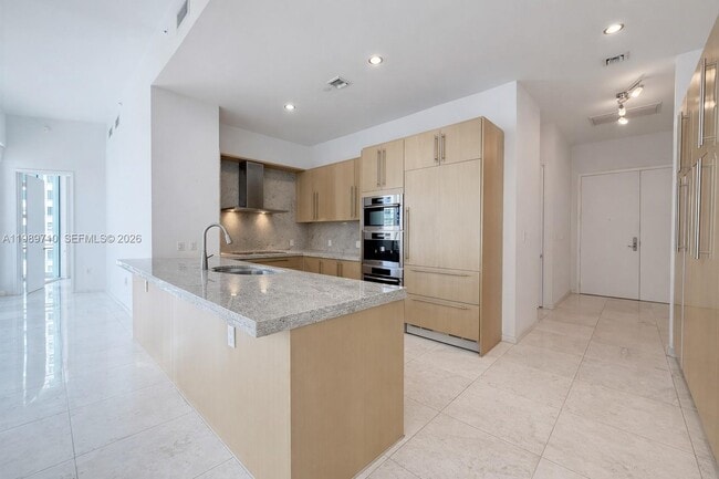 Building Photo - 900 Brickell Key Blvd