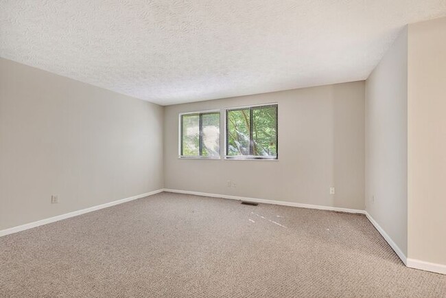 Building Photo - Beautifully Home with Large Backyard & 2-Car Garage in York Subdivision