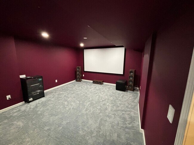 Building Photo - 708 Alban Aly