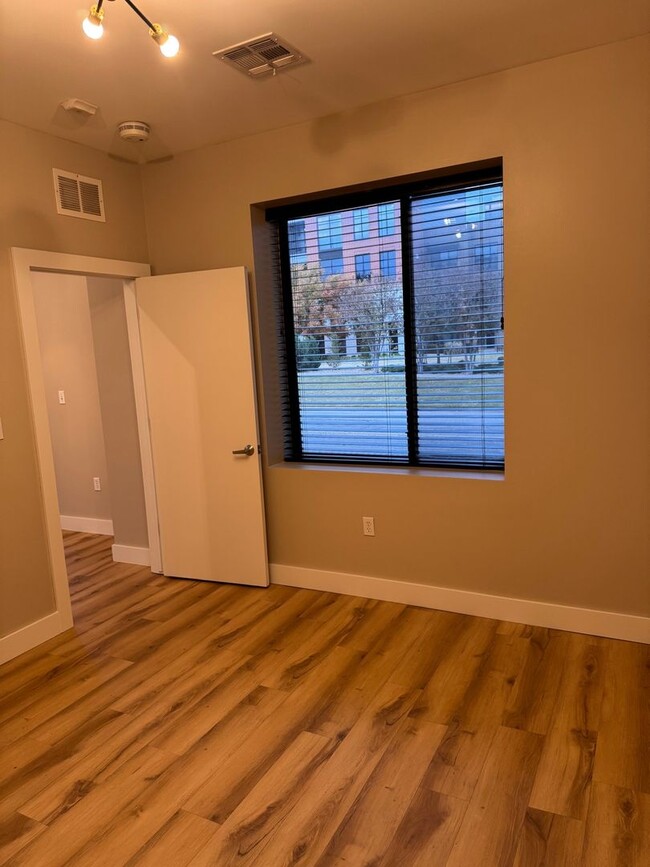 Building Photo - Charming 2BR Townhome in Oklahoma City