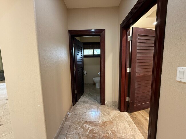 Building Photo - 466 Portlock Rd