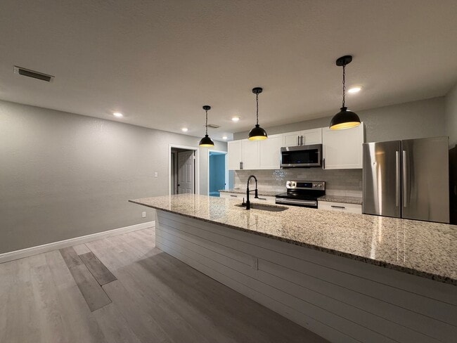 Building Photo - 3 bed/2 bath in St.Pete!